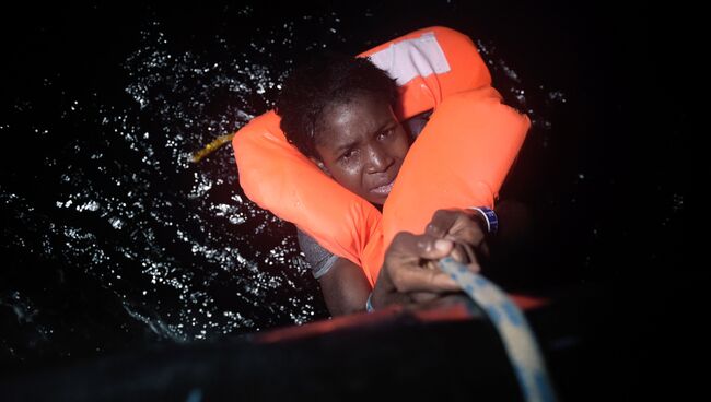 Мигрант во время спасательной операции недалеко от средиземноморского побережья Ливии. Архивное фотовремя спасательной операции недалеко от средиземноморского побережья Ливии