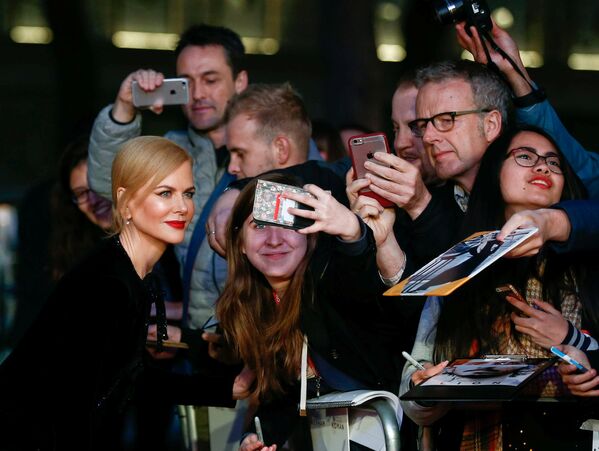 Николь Кидман с поклонниками во время Лондонского кинофестиваля