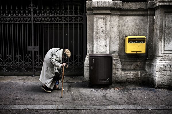 Пожилая женщина на улице Лиона