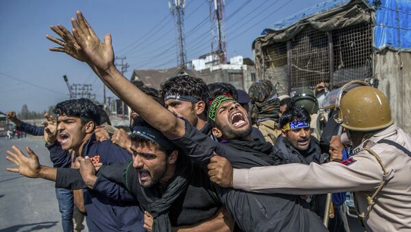 Столкновение протестующих с полицией во время комендантского часа в Шринагаре, Кашмир