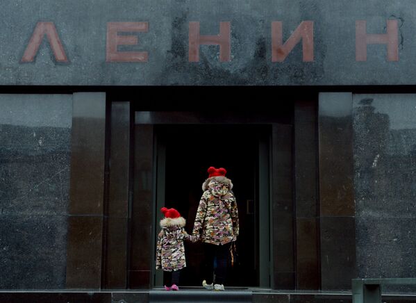 Дети перед входом в Мавзолей В. И. Ленина на Красной площади в Москве