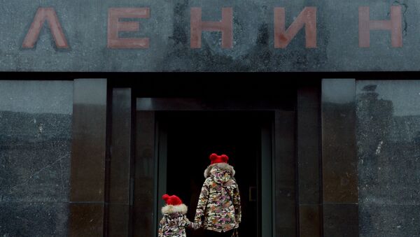 Дети перед входом в Мавзолей В. И. Ленина на Красной площади в Москве. Архивное фото