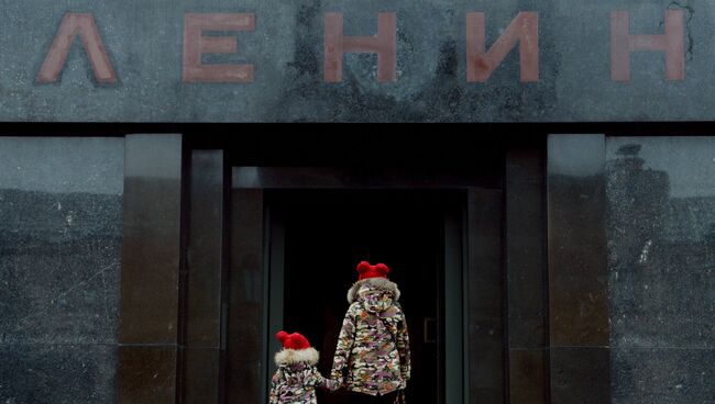 Дети перед входом в Мавзолей В. И. Ленина. Архивное фото