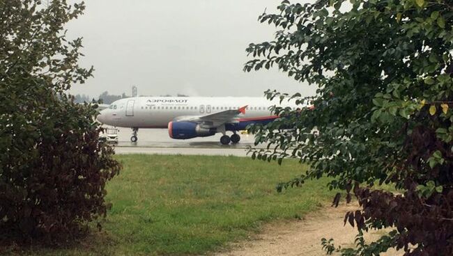 Самолет авиакомпании Аэрофлот в аэропорту Женевы после сообщения о возможном взрыве