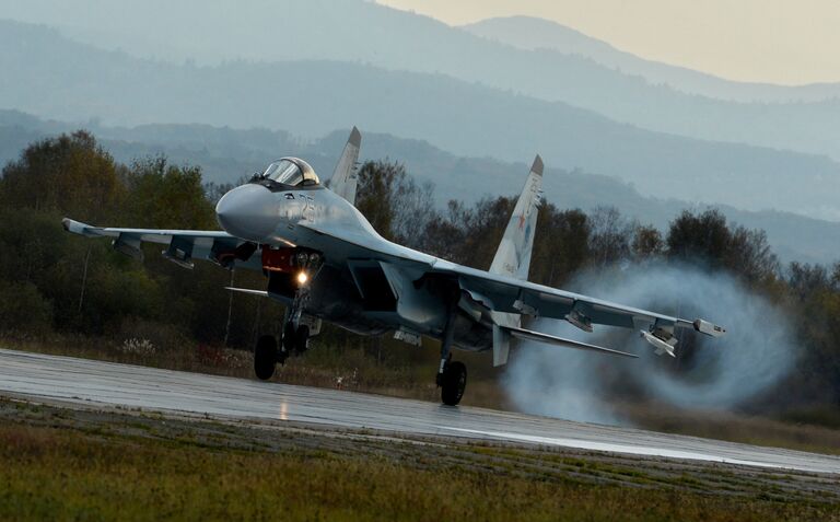 Истребитель Су-35С во время летно-тактических учений истребительного полка на военном аэродроме Центральная Угловая в Приморском крае