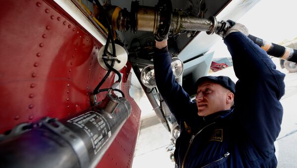 Механик заправляет истребитель топливом во время летно-тактических учений истребительного полка на военном аэродроме Центральная Угловая в Приморском крае