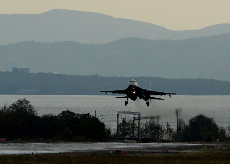 Истребитель Су-35С во время летно-тактических учений истребительного полка на военном аэродроме Центральная Угловая в Приморском крае