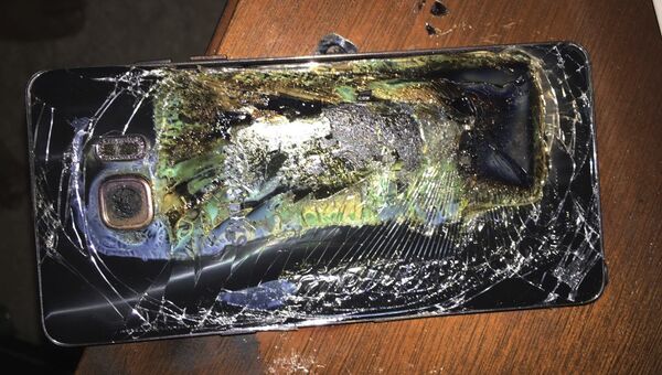 Сгоревший смартфон Samsung Galaxy Note 7 . Архивное фото
