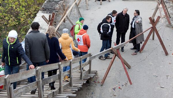 Инспекция пешеходный мост на КПП в Донбассе