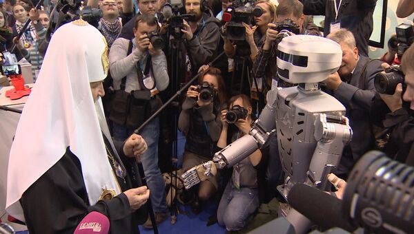 Робот Федор протянул руку Патриарху Кириллу на выставке православного форума