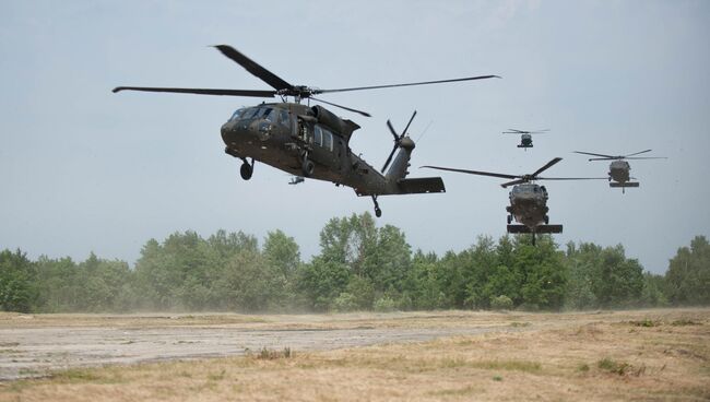 Вертолеты Black Hawk во время учений НАТО. Архивное фото