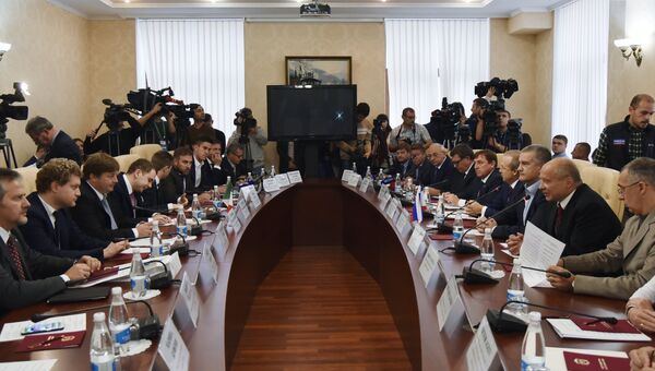 Депутаты региональных советов и представители делового сообщества Италии во время встречи с главой Республики Крым Сергеем Аксеновым