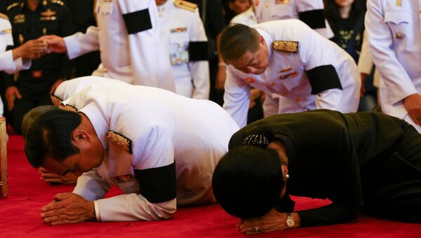 Премьер-министр Таиланда Прают Чан-Оча отдает дань уважения памяти покойного короля Пхумипона Адульядета в Большом дворце, Бангкока