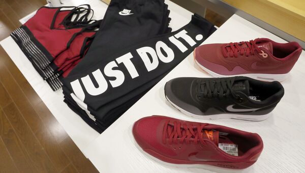 Продукция Nike во флагманском магазине компании на Манхэттене, Нью-Йорк, США. Архивное фото
