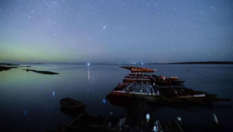 Северное сияние на берегу Белого моря. Кемь, посёлок Рабочеостровск