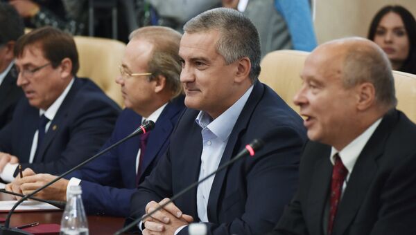 Глава Республики Крым Сергей Аксенов во время встречи с итальянскими депутатами в Симферополе. 14 октября 2016