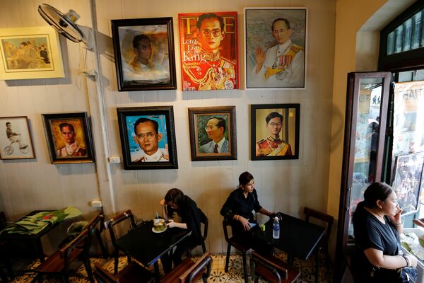 Портреты короля Таиланда Пхумипона Адульядета в кафе. Бангкок, Таиланд