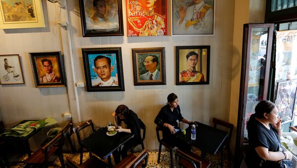 Портреты короля Таиланда Пхумипона Адульядета в кафе. Бангкок, Таиланд