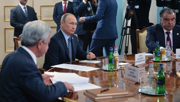 Владимир Путин во время заседания в Ереване Совета коллективной безопасности ОДКБ. 14 октября 2016