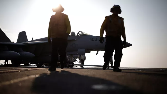 Американский палубный истребитель-бомбардировщик F/A-18 на атомном авианосце Ronald Reagan во время совместных американо-корейских учений в Южной Корее