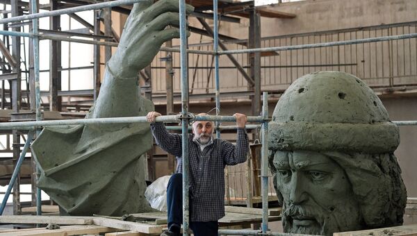 Cкульптор, народный художник Cалават Щербаков у модели памятника Великому князю Владимиру
