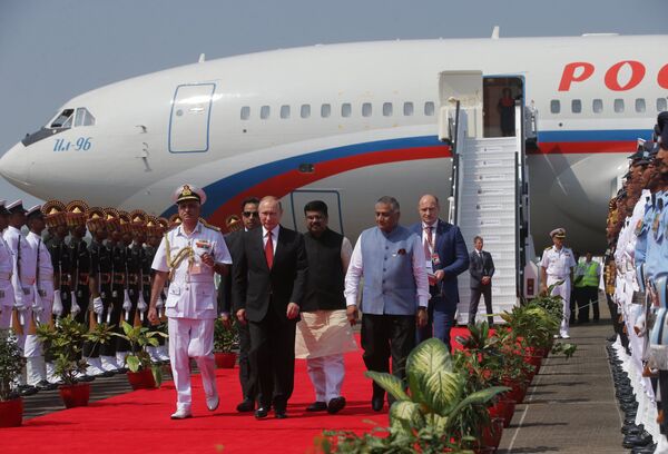 Президент РФ Владимир Путин во время встречи на летном поле индийского аэропорта Даболим в штате Гоа