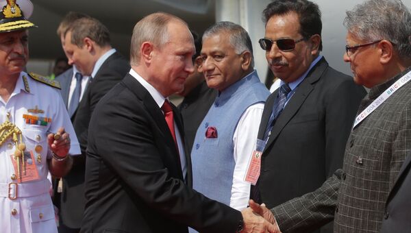 Президент РФ Владимир Путин во время встречи на летном поле индийского аэропорта Даболим в штате Гоа
