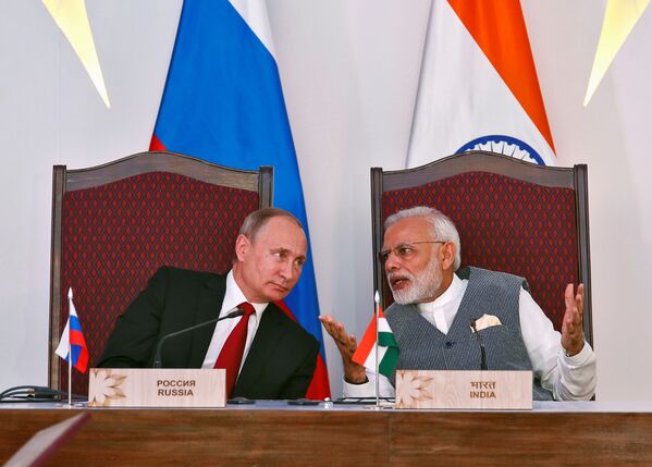 Президент РФ Владимир Путин и премьер-министр Республики Индии Нарендра Моди после переговоров в рамках саммита БРИКС