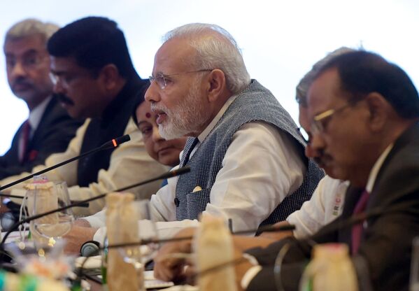 Премьер-министр Республики Индия Нарендра Моди во время переговоров с президентом РФ Владимиром Путиным в индийском штате Гоа