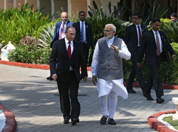 Президент РФ Владимир Путин и премьер-министр Республики Индии Нарендра Моди во время встречи в отеле Тадж Экзотик индийского штата Гоа