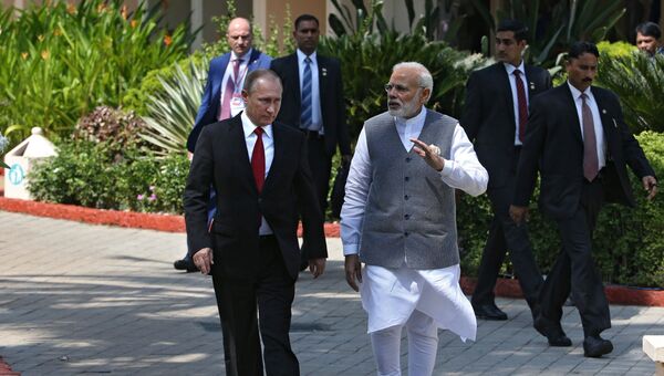 Президент РФ Владимир Путин и премьер-министр Республики Индия Нарендра Моди во время встречи в отеле Тадж Экзотик индийского штата Гоа
