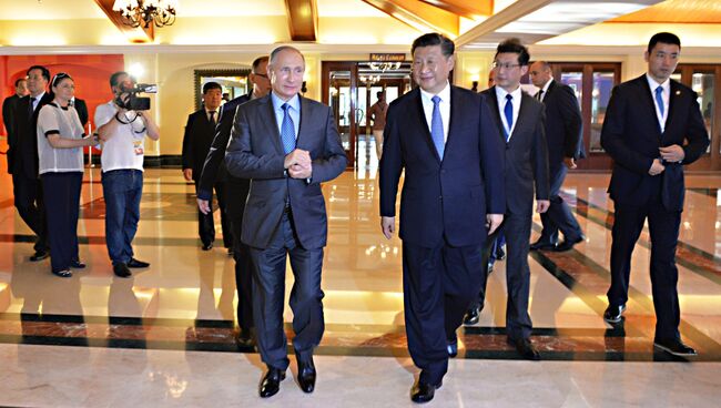 Президент РФ Владимир Путин и председатель Китайской Народной Республики Си Цзиньпин во время встречи в отеле Тадж Экзотик индийского штата Гоа 