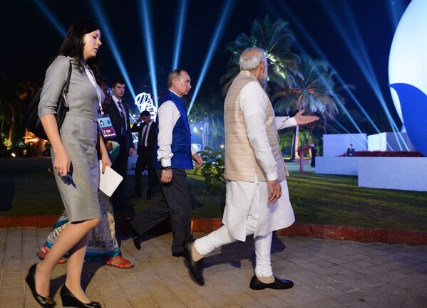Президент РФ Владимир Путин и премьер-министр Индии Нарендра Моди перед церемонией фотографирования лидеров БРИКС в индийской национальной одежде