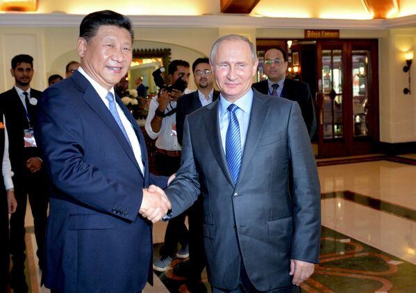 Президент РФ Владимир Путин и председатель Китайской Народной Республики Си Цзиньпин во время встречи в отеле Тадж Экзотик индийского штата Гоа