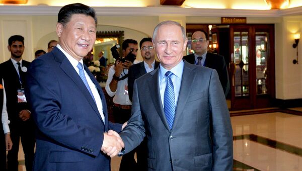 Президент РФ Владимир Путин и председатель Китайской Народной Республики Си Цзиньпин во время встречи в отеле Тадж Экзотик индийского штата Гоа