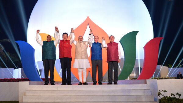 Совместное фотографирование лидеров БРИКС в индийской национальной одежде. Архивное фото