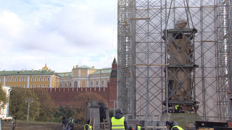 Установка памятника князю Владимиру на Боровицкой площади в Москве Установка памятника князю Владимиру на Боровицкой площади в Москве