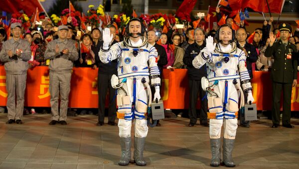 Экипаж космического корабля Шэньчжоу-11. 17 октября 2016 год