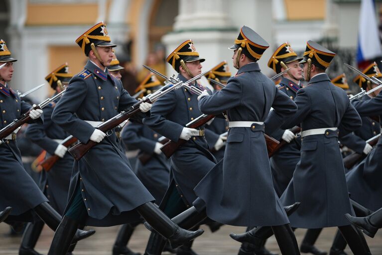 Военнослужащие Президентского полка во время церемонии развода пеших и конных караулов на Соборной площади Московского Кремля