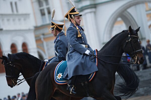 Военнослужащие Президентского полка во время церемонии развода пеших и конных караулов на Соборной площади Московского Кремля.