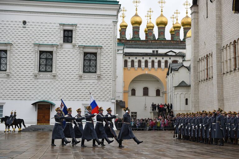 Военнослужащие Президентского полка во время церемонии развода пеших и конных караулов на Соборной площади Московского Кремля