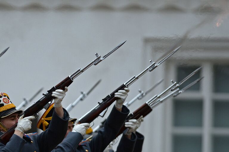 Военнослужащие Президентского полка во время церемонии развода пеших и конных караулов на Соборной площади Московского Кремля