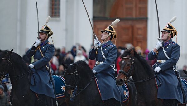 Военнослужащие Президентского полка во время церемонии развода пеших и конных караулов на Соборной площади Московского Кремля. Архивное фото