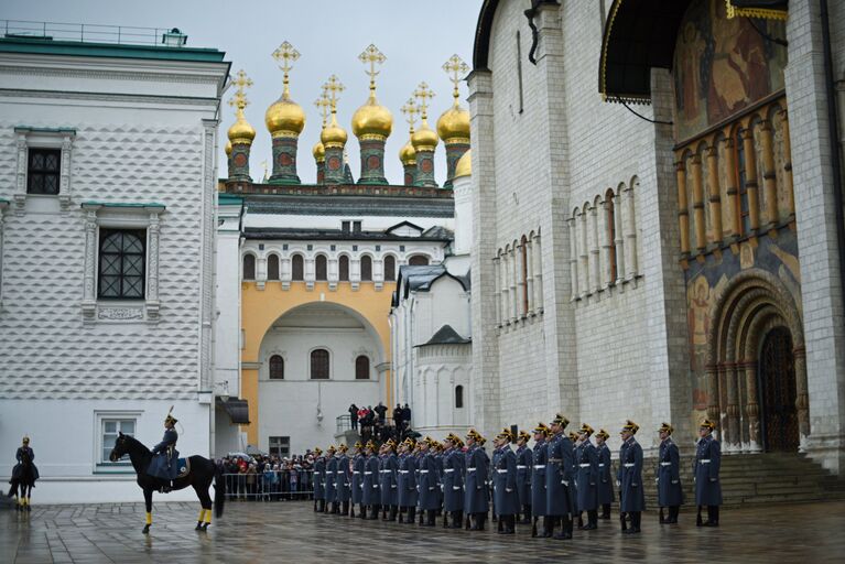 Военнослужащие Президентского полка во время церемонии развода пеших и конных караулов на Соборной площади Московского Кремля