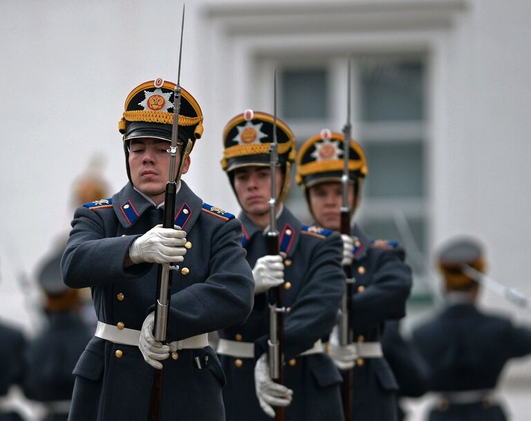 Военнослужащие Президентского полка во время церемонии развода пеших и конных караулов на Соборной площади Московского Кремля