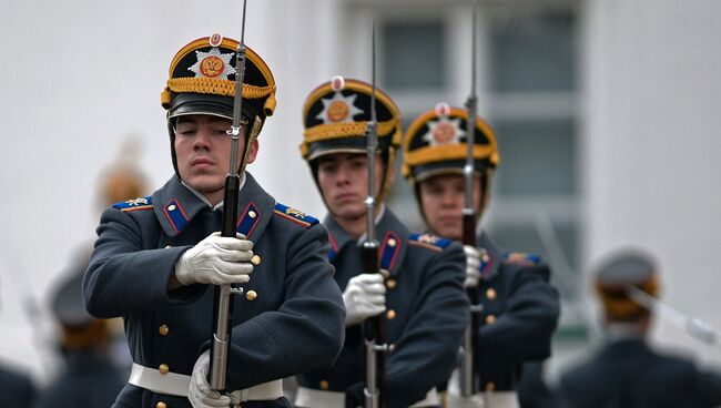 Военнослужащие Президентского полка во время церемонии развода пеших и конных караулов на Соборной площади Московского Кремля