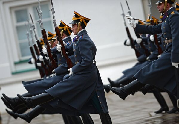 Военнослужащие Президентского полка во время церемонии развода пеших и конных караулов на Соборной площади Московского Кремля