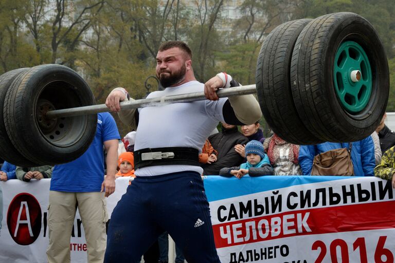 Участник чемпионата Дальнего Востока по силовому экстриму Сильнейший человек Дальнего Востока - 2016 во Владивостоке