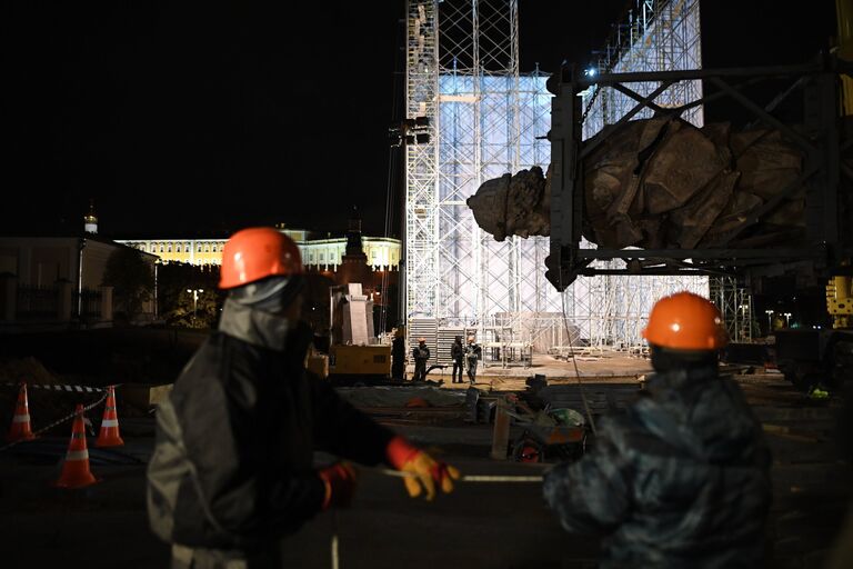 Монтаж 16-метрового памятника Святому равноапостольному князю Владимиру на Боровицкой площади в Москве