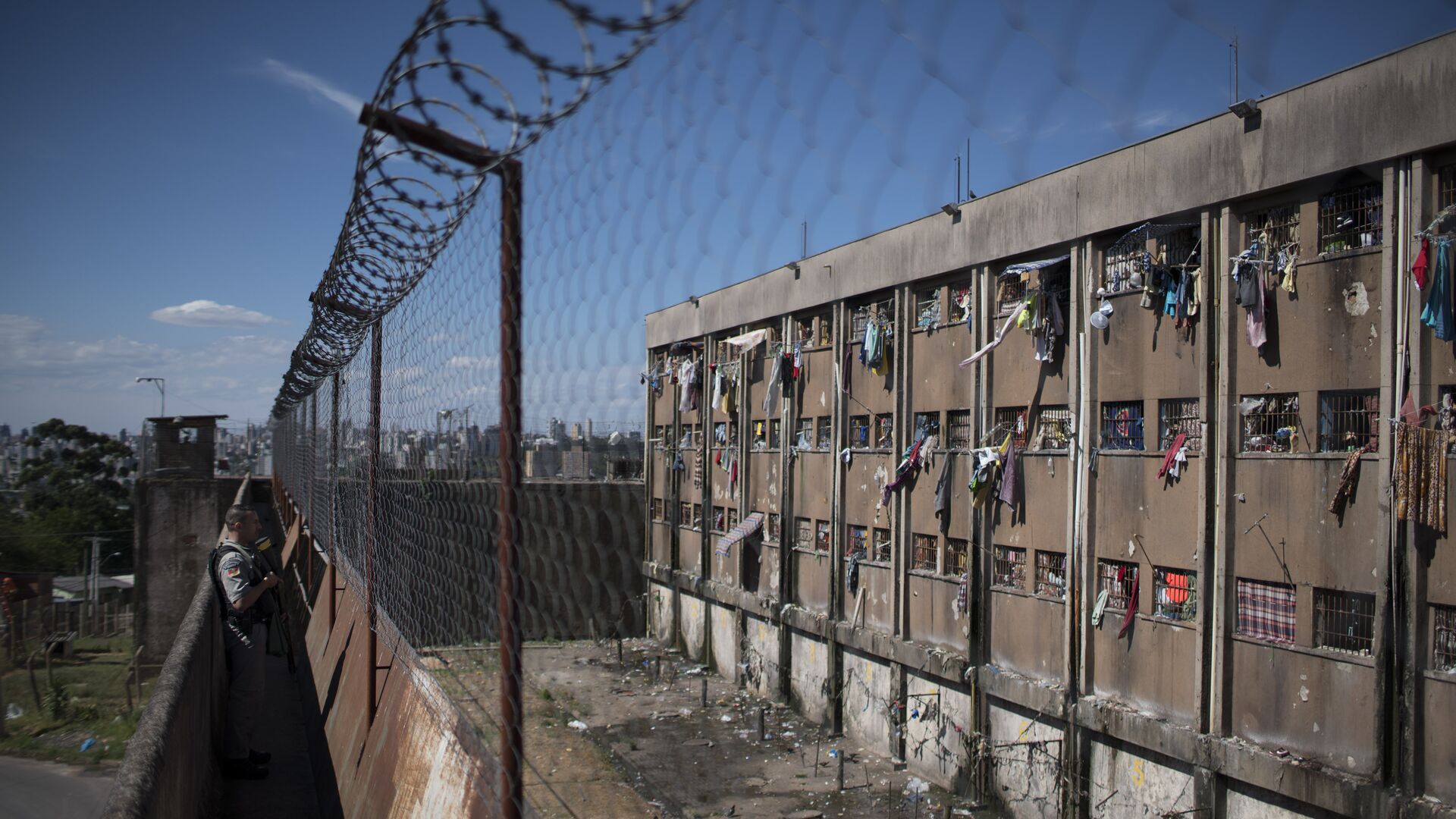 Сотрудник полиции возле тюрьмы в Порту-Алегри, Бразилия - РИА Новости, 1920, 23.09.2025